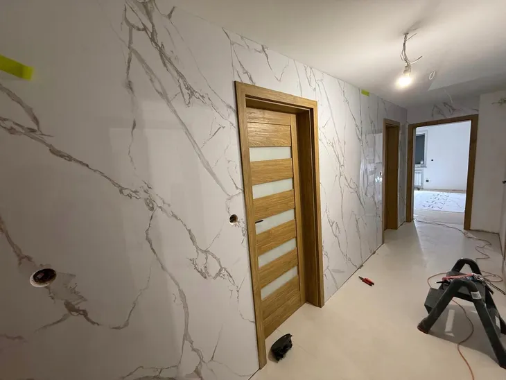 plyta-scienna-weglowa-pcv-wpc-panel-scienny-280x122-cm-bialy-marmur-polysk-dlugosc-280-cm