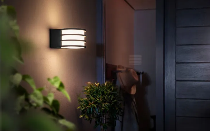 philips-hue-w-lucca-wall-lantern-or-philips-hue-material-dominujacy-metal