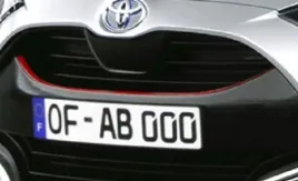 toyota-yaris-listwa-ozdobna-zderzaka-przod-red-pw401-0d002-d6-oe