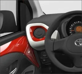 toyota-aygo-pierscien-ozdobny-deski-rozdzielczej-lewy-red-55661-0h070-d0-oe