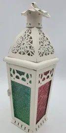 latarnia-metalowa-z-kolorowymi-szybkami-biala-czarna-32-cm-lat-16035