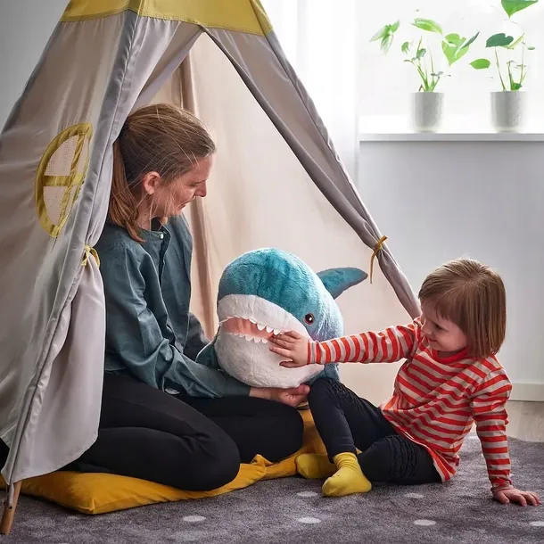 ikea-blahaj-pluszak-rekin-100-cm-wiek-dziecka-18-m