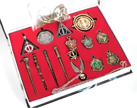 zestaw-akcesoriow-rozdzki-medaliony-wisiorki-harry-ego-pottera