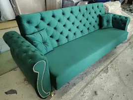 rozkladana-sofa-kanapa-chesterfield-dosalonu-pikowana-z-bokami-pojemnik