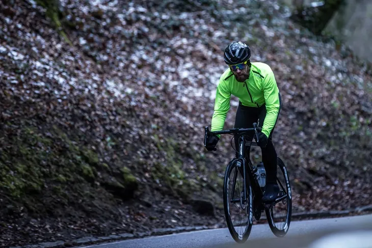 rogelli-core-kurtka-rowerowa-softshell-wlasciwosci-elementy-odblaskowe-ochrona-uv-oddychajace-odprowadzajace-wilgoc-szybkoschnace-termiczne-wiatroszczelne-wodoszczelne