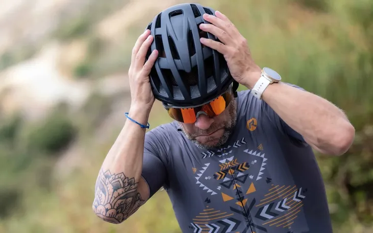 rogelli-deiro-lekki-kask-rowerowy-cechy-dodatkowe-otwory-wentylacyjne-regulowane-paski-siatka-przeciwko-owadom-wkladka-antybakteryjna