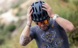 rogelli-deiro-lekki-kask-rowerowy-cechy-dodatkowe-otwory-wentylacyjne-regulowane-paski-siatka-przeciwko-owadom-wkladka-antybakteryjna