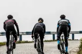 rogelli-contenta-damska-kurtka-rowerowa-cechy-dodatkowe-kieszen-na-plecach-ocieplenie-softshell-stojka-wentylacja-na-plecach-wydluzony-tyl