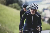 rogelli-pesara-damska-kurtka-rowerowa-wlasciwosci-elementy-odblaskowe-ochrona-uv-oddychajace-odprowadzajace-wilgoc-szybkoschnace-termiczne-wiatroszczelne-wodoszczelne