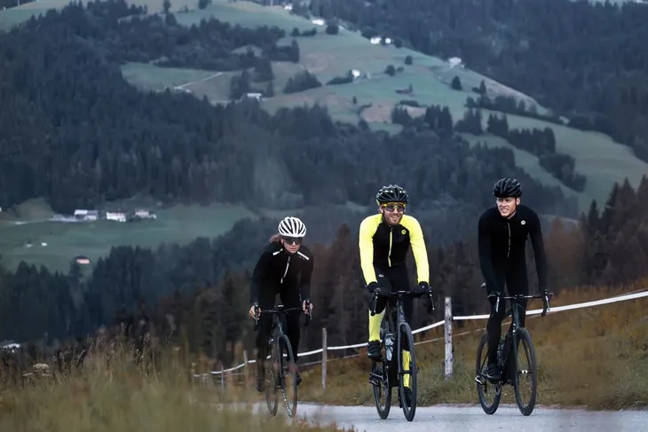 rogelli-pesara-damska-kurtka-rowerowa-cechy-dodatkowe-kieszen-na-plecach-ocieplenie-softshell-stojka-wentylacja-na-plecach-wydluzony-tyl