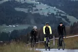 rogelli-pesara-damska-kurtka-rowerowa-cechy-dodatkowe-kieszen-na-plecach-ocieplenie-softshell-stojka-wentylacja-na-plecach-wydluzony-tyl