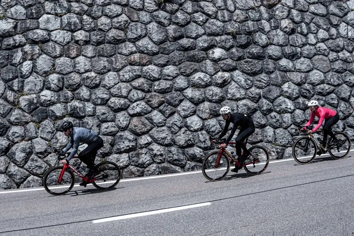 rogelli-essential-spodnie-legginsy-rowerowe-wlasciwosci-antybakteryjne-elementy-odblaskowe-oddychajace-odprowadzajace-wilgoc-termiczne-wiatroszczelne