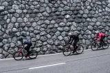 rogelli-essential-spodnie-legginsy-rowerowe-wlasciwosci-antybakteryjne-elementy-odblaskowe-oddychajace-odprowadzajace-wilgoc-termiczne-wiatroszczelne