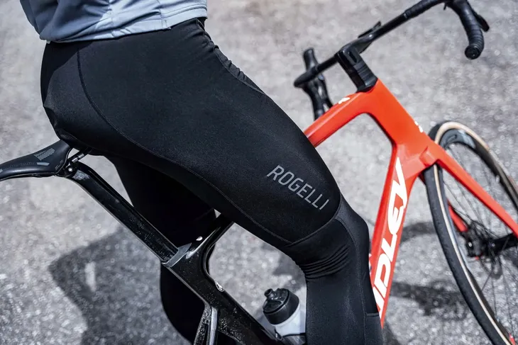 rogelli-essential-spodnie-legginsy-rowerowe-cechy-dodatkowe-ocieplenie-wkladka