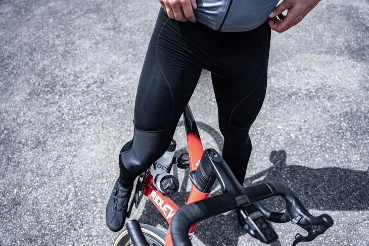 rogelli-essential-spodnie-legginsy-rowerowe-model-essential