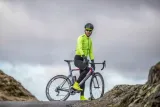 rogelli-pesaro-2-0-core-kurtka-rowerowa-softshell-cechy-dodatkowe-kieszen-na-plecach-ocieplenie-softshell-stojka-wydluzony-tyl