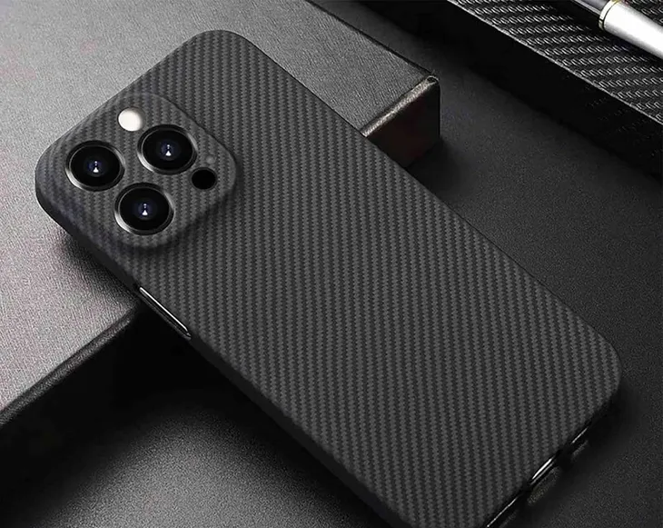 etui-do-iphone-16-pro-carbon-slim-600d-plecki-typ-plecki