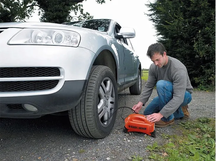 black-decker-kompresor-sprezarka-mini-12v-83bar-zasilanie-sieciowe