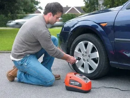 black-decker-kompresor-sprezarka-mini-12v-83bar-wydajnosc-teoretyczna-13-l-min