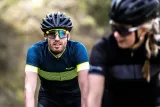 rogelli-switch-okulary-sportowe-cechy-dodatkowe-noski-ochrona-przed-wiatrem