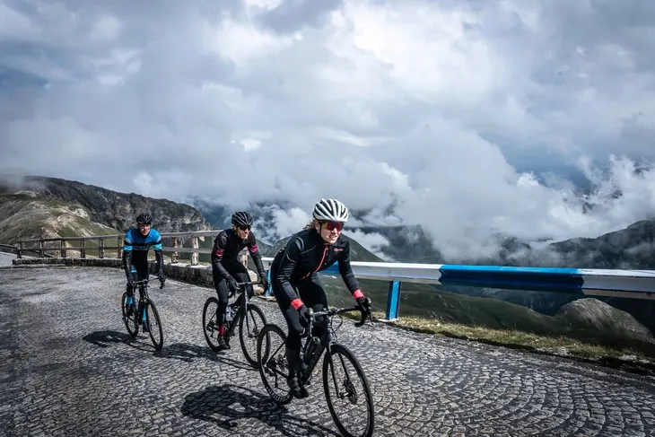 rogelli-contenta-damska-kurtka-rowerowa-wlasciwosci-ochrona-uv-elementy-odblaskowe-oddychajace-odprowadzajace-wilgoc-szybkoschnace-termiczne-wiatroszczelne-wodoszczelne