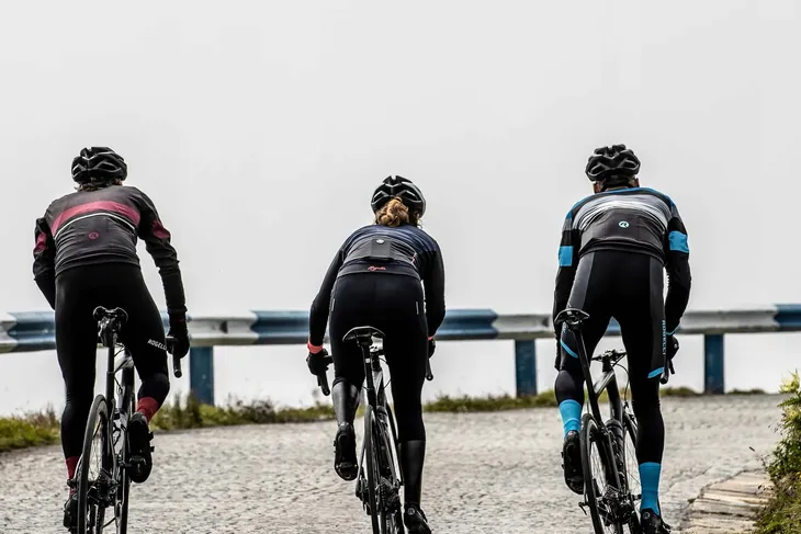 rogelli-contenta-damska-kurtka-rowerowa-cechy-dodatkowe-kieszen-na-plecach-ocieplenie-softshell-stojka-wentylacja-na-plecach-wydluzony-tyl