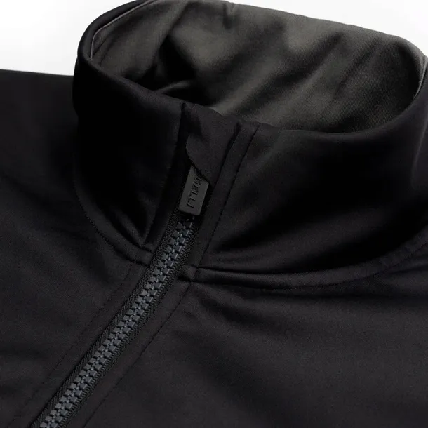 rogelli-essential-softshellowa-kurtka-rowerowa-cechy-dodatkowe-kieszen-na-plecach-ocieplenie-softshell-stojka-wentylacja-na-plecach-wydluzony-tyl
