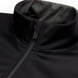 rogelli-essential-softshellowa-kurtka-rowerowa-cechy-dodatkowe-kieszen-na-plecach-ocieplenie-softshell-stojka-wentylacja-na-plecach-wydluzony-tyl