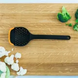 fiskars-lyzka-cedzakowa-30cm-marka-fiskars-stan-nowy