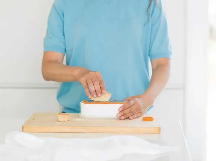 fiskars-tarka-z-pojemnikiem-functional-form-rodzaj-tarka