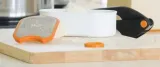 fiskars-tarka-z-pojemnikiem-functional-form-waga-z-opakowaniem-0-14-kg