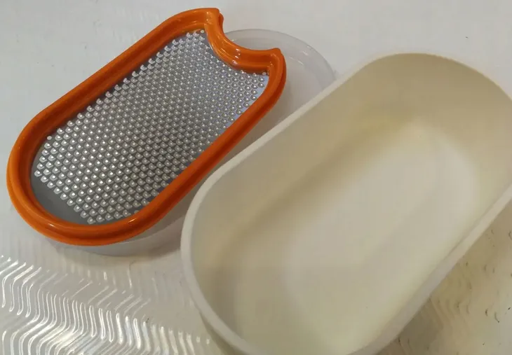 fiskars-tarka-z-pojemnikiem-functional-form-stan-nowy-zasilanie-reczne