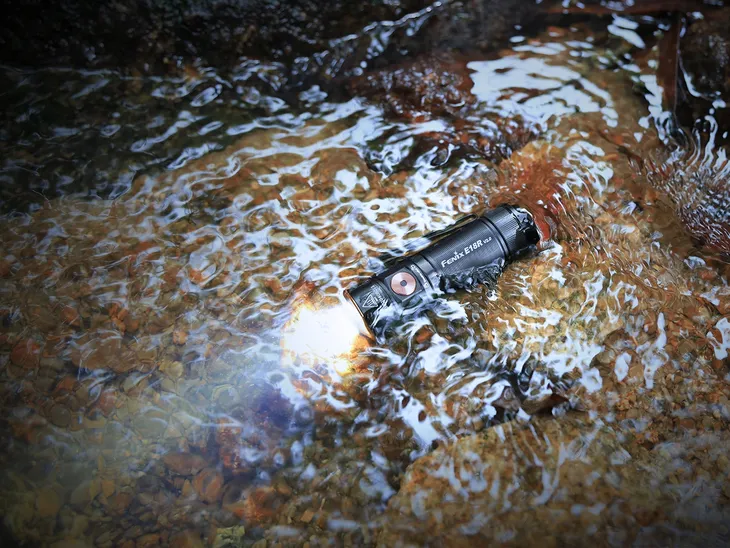 latarka-led-fenix-e18r-v2-0-stan-opakowania-oryginalne