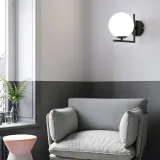 lampa-scienna-kinkiet-toolight-biala-kula-czarne-elementy-e27-maksymalna-moc-pojedynczego-zrodla-swiatla-60-w