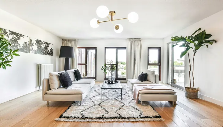 zyrandol-lampa-sufitowa-zlota-4-kule-biale-mleczne-e27-liczba-punktow-swiatla-4