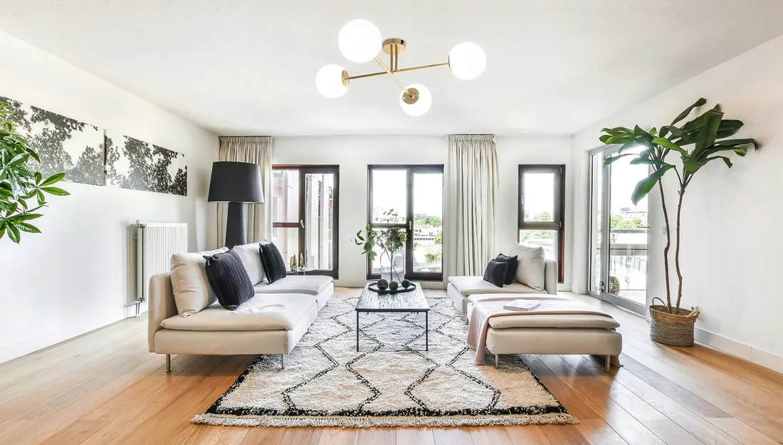 zyrandol-lampa-sufitowa-zlota-4-kule-biale-mleczne-e27