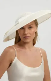 bezowy-asymetryczny-fascynator-karen-millen