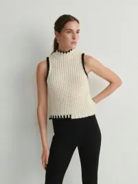 bezowy-dzianinowy-bezrekawnik-z-golfem-reserved-l