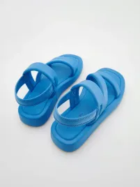 niebieskie-sandaly-na-plaskiej-podeszwie-reserved-38