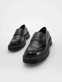 czarne-lakierowane-loafersy-na-platformie-reserved-41