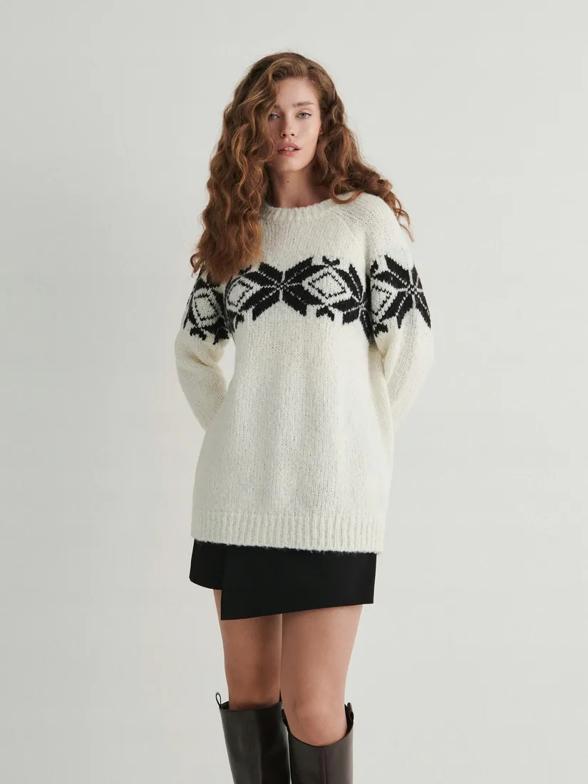 bialy-sweter-z-ozdobnym-wzorem-reserved-s-stan-nowy