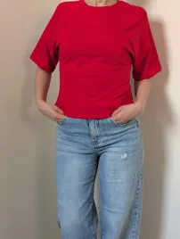 t-shirt-taliowany-z-przeszyciem-by-o-la-la-red-kiss