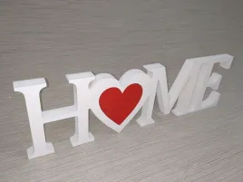 napis-home-stojacy-z-czerwonym-sercem