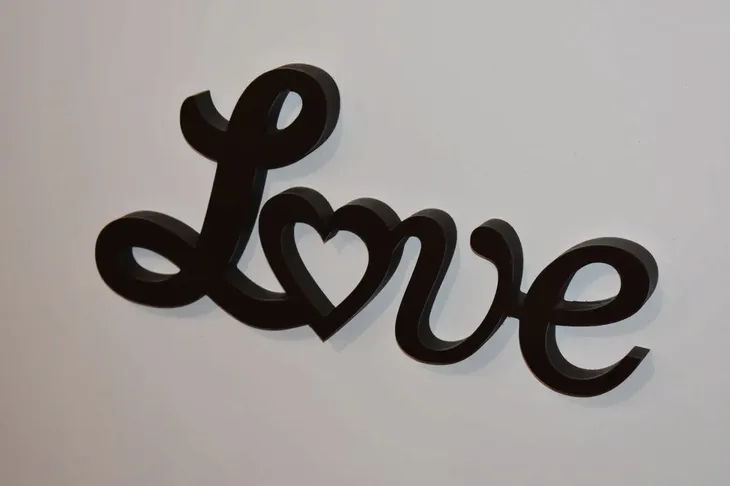 napis-3d-love-kolor-dominujacy-wielokolorowy