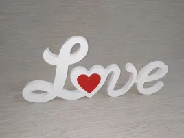 napis-love-stojacy-z-czerwonym-sercem
