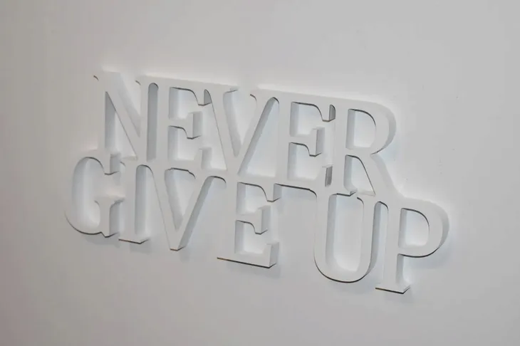 napis-3d-never-give-up-stan-nowy