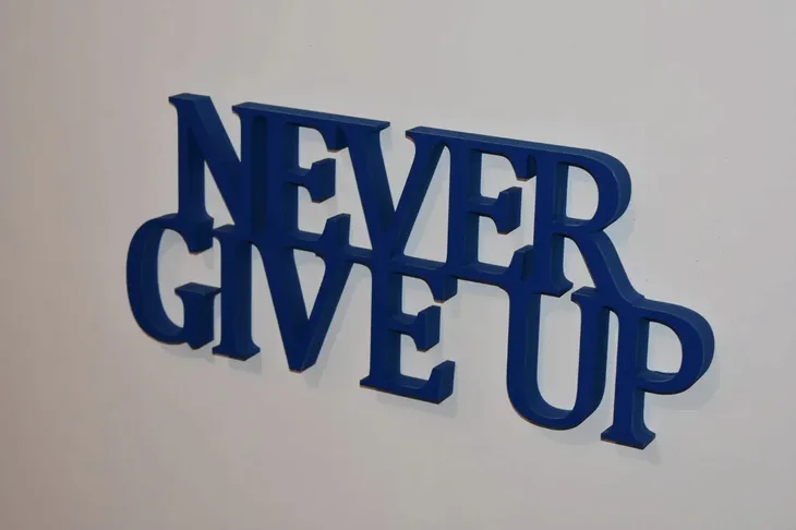 napis-3d-never-give-up-stan-nowy