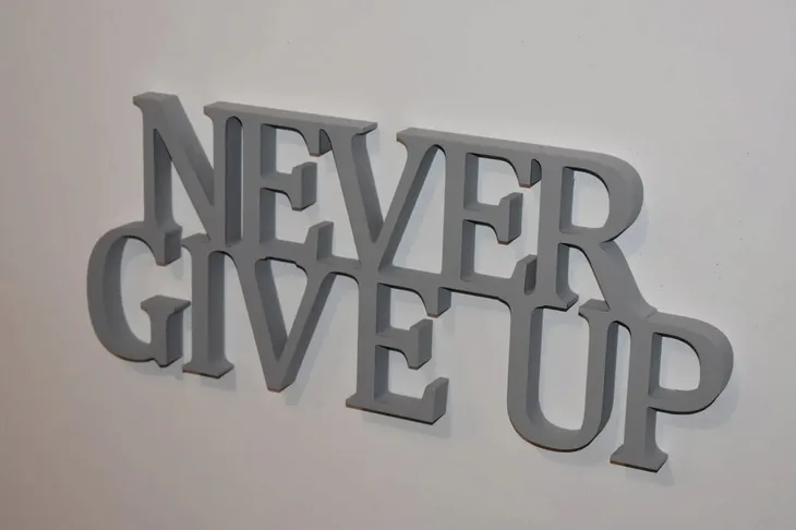 napis-3d-never-give-up-stan-nowy
