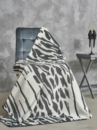 narzuta-pled-165x200-zebra-czarny-bialy-koc-wykonczony-szydelkiem
