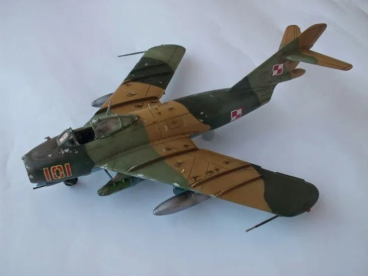 1-72-soviet-fighter-mig-17-fresco-marka-zvezda-stan-nowy
